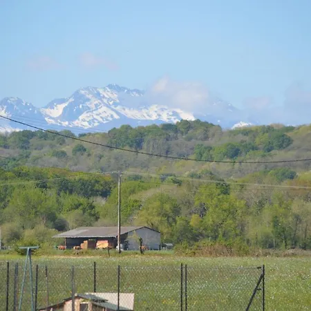 Aux Pieds Des Pyrenees *